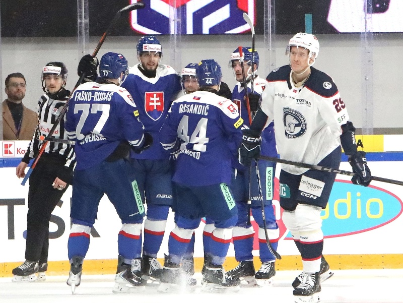 Zľava gólová radosť Slovenska počas zápasu Vianočného Kaufland Cupu