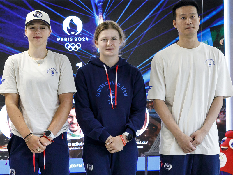 Zľava slovenská reprezentantka v cyklistike Nora Jenčušová, slovenská reprezentantka v boxe Jessica Triebeľová a slovenský reprezentant v stolnom tenise Wang Jang odchádzajú na Letné olympijské hry 2024 do Paríža