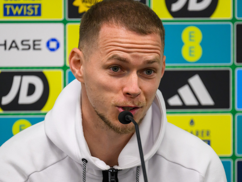 Slovenský futbalový reprezentant Ondrej Duda počas tlačovej konferencie
