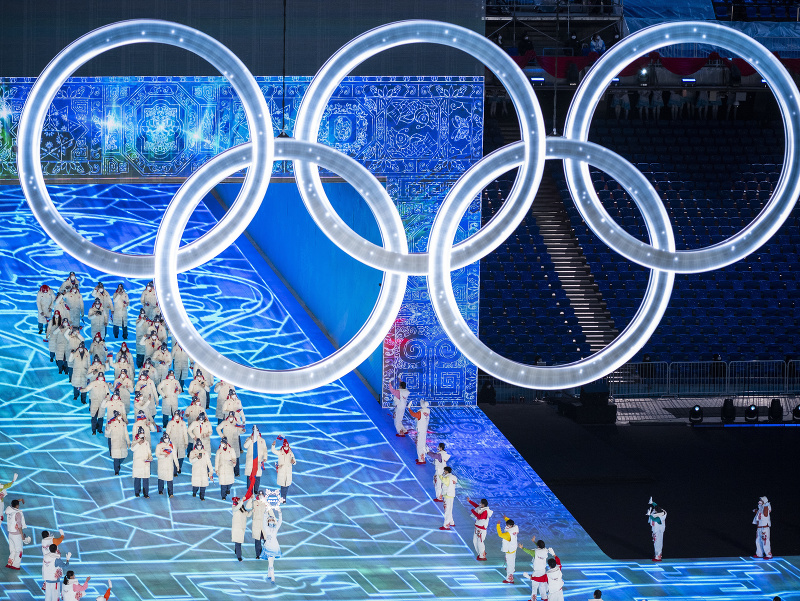 Vlajkonosiči slovenskej výpravy na archívnej snímke zo ZOH 2022 v Pekingu
