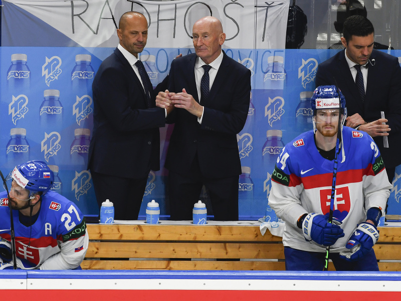 Na snímke hore zľava asistent hlavného trénera Ján Pardavý, tréner hokejistov Slovenska Craig Ramsay, asistent trénera Peter Frühauf, dole zľava hráči Marek Hrivík a Peter Cehlárik reagujú po prehre po štvrťfinálovom zápase Kanada - Slovensko 