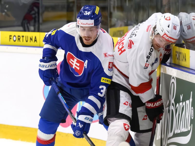 Zľava Peter Cehlárik (Slovensko) a Dario Rohrbach (Švajčiarsko) v súboji pri mantineli