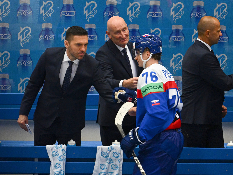 Slovenská striedačka, zľava asistent trénera Peter Frühauf, tréner Craig Ramsay a najlepší hráč zápasu Martin Pospíšil