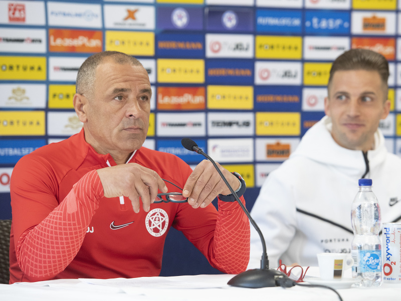Zľava tréner slovenskej futbalovej reprezentácie Francesco Calzona a futbalista Peter Pekarík
