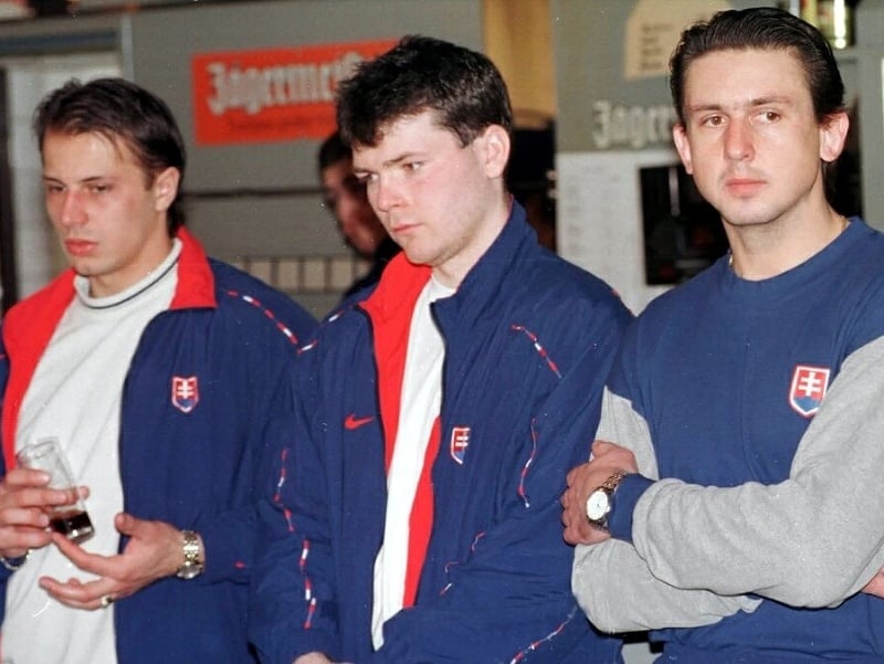 Na snímke bývalí slovenskí reprezentanti zľava Ján Pardavý, Peter Pucher a kapitán Zdeno Cíger pred odletom na ZOH 1998 v Nagane