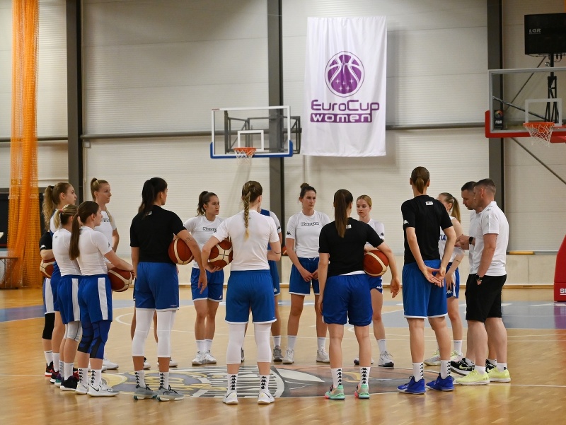 Hráčky a tréneri ženskej basketbalovej reprezentácie počas tréningu v rámci reprezentačného zrazu v Piešťanoch