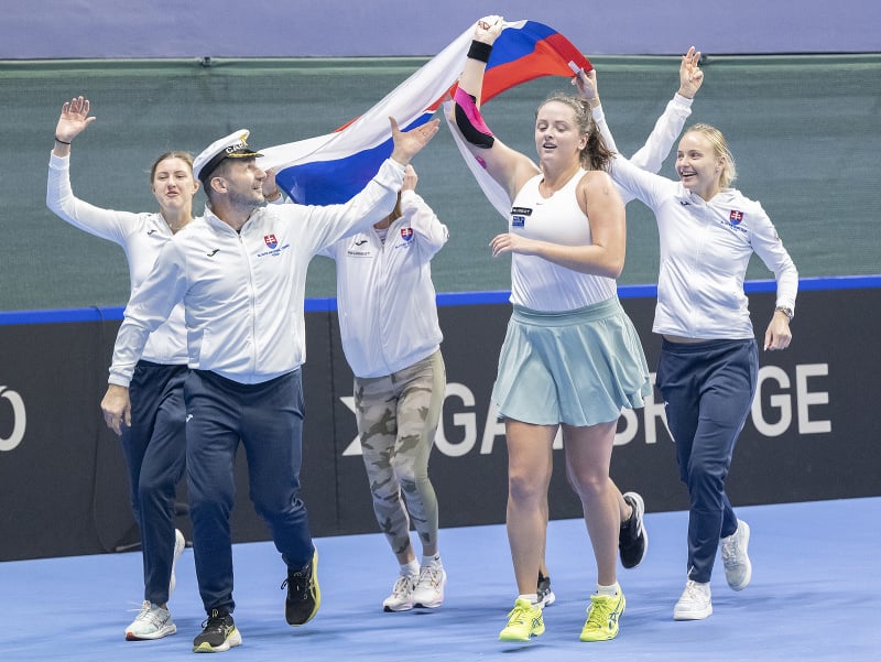 Na snímke slovenské reprezentantky v tenise oslavujú víťazstvo 3:1 v baráži o udržanie sa v 1. svetovej skupine Pohára Billie-Jean Kingovej v zápase Slovensko - Argentína 11. novembra 2023 v Bratislave