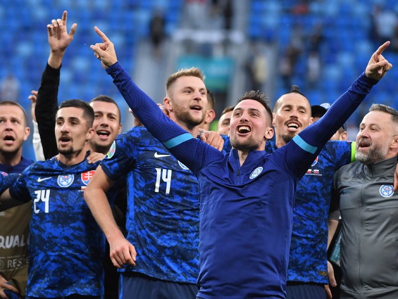 Futbalisti Slovenska oslavujú víťazstvo 2:1 v zápase E-skupiny na majstrovstvách Európy proti Poľsku