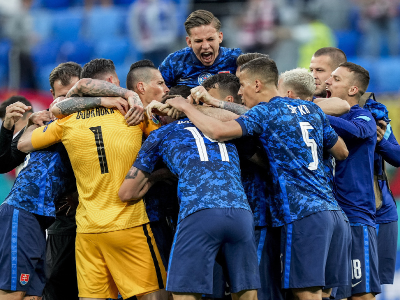 Slovenskí futbalisti oslavujú víťazstvo nad Poľskom