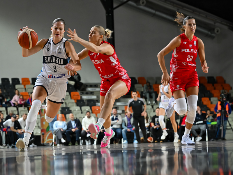 Zľava Terézia Páleníková (Slovensko), Aleksandra Wojtala, Amalia Rembiszewska (obe Poľsko) v súboji o loptu