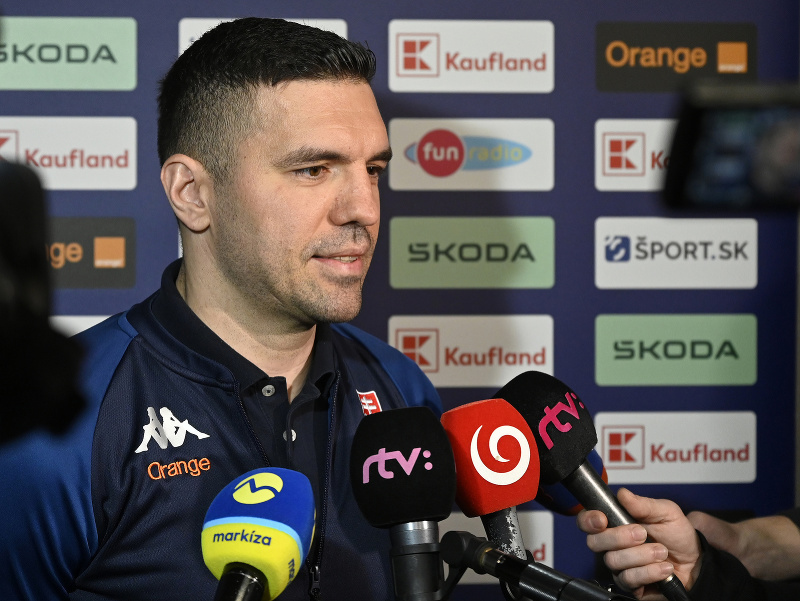 Asistent trénera Peter Frühauf odpovedá na otázky novinárov počas príchodu na zraz slovenskej hokejovej reprezentácie v Trenčíne