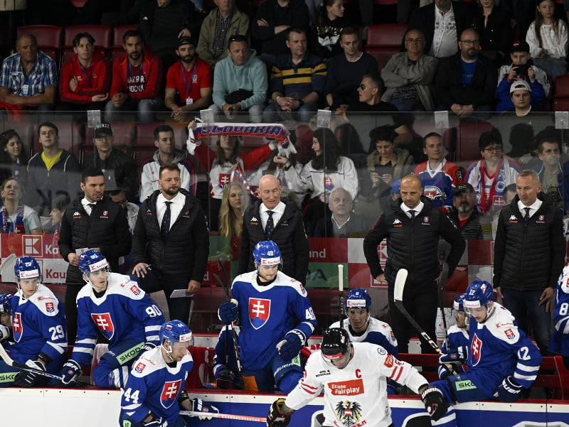 Na snímke tréner slovenskej hokejovej reprezentácie Craig Ramsay (uprostred) a jeho asistenti stoja na striedačke počas prípravného zápasu