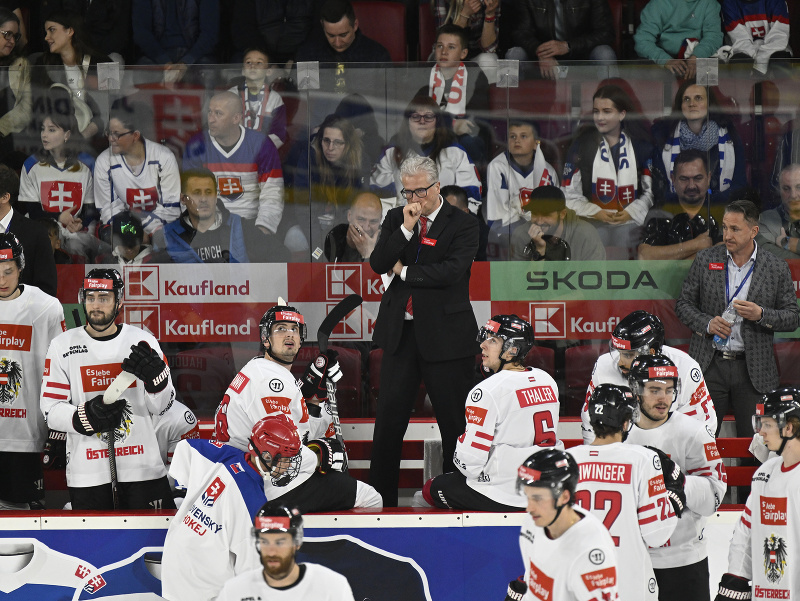 Na snímke tréner rakúskej hokejovej reprezentácie Roger Bader (uprostred)
