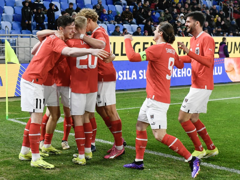 Hráči Rakúska oslavujú gól