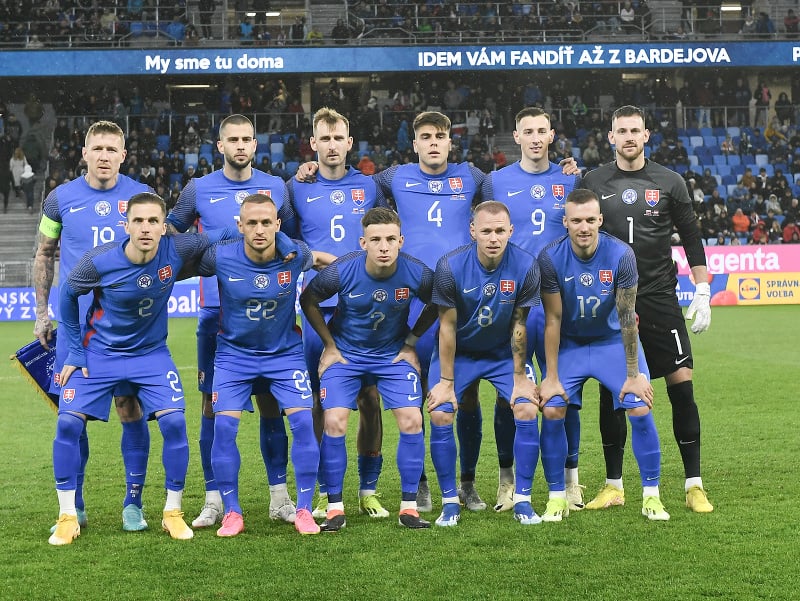 Na snímke slovenský futbalový tím pred súbojom s Rakúskom