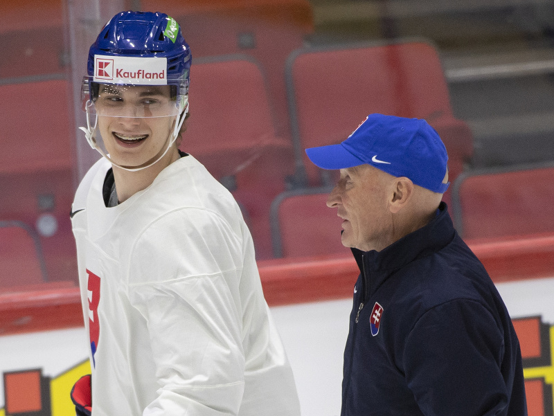 Na snímke hokejista Juraj Slafkovský a vpravo tréner Craig Ramsay počas tréningu slovenskej hokejovej reprezentácie