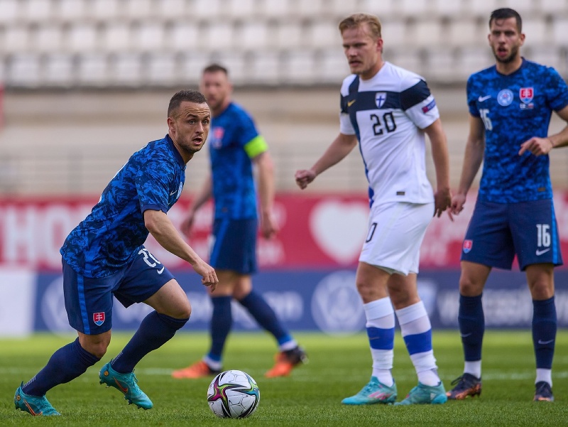 Stanislav Lobotka (vľavo)  kontroluje loptu