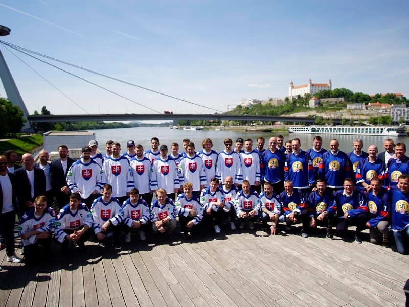 Spoločné fotenie slovenských hokejistov so zlatým tímom z Göteborgu