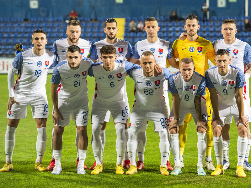 Na snímke futbaloví reprezentanti Slovenska pózujú pre skupinovú fotografiu pred prípravným zápasom Čierna Hora - Slovensko