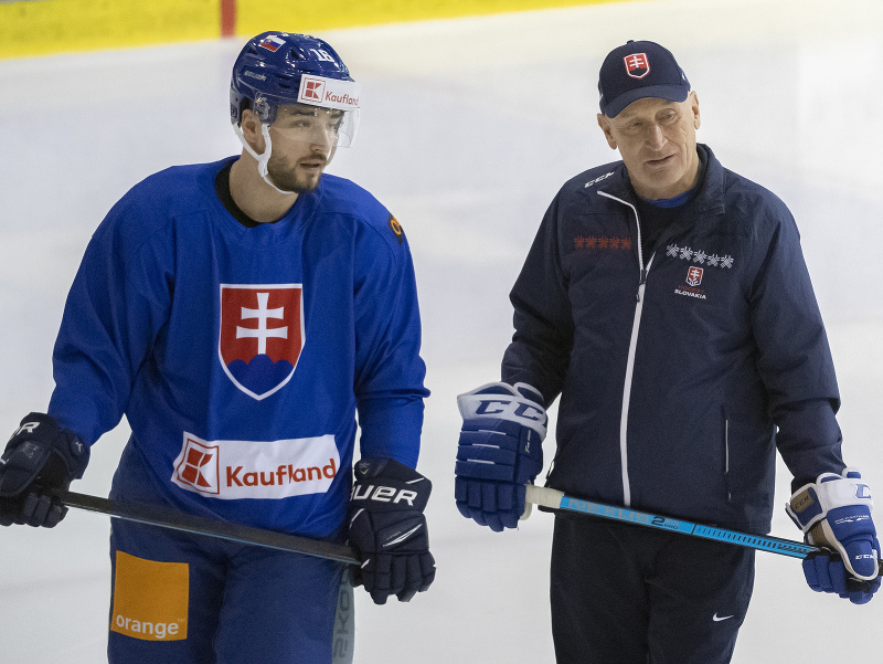 Sprava tréner Craig Ramsay a Róbert Lantoši diskutujú počas tréningu slovenskej hokejovej reprezentácie v Bratislave
