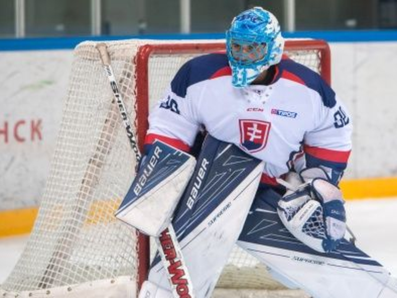 Brankár SR 16 Samuel Hlavaj inkasoval v dueli s Nemcami dva góly, pri treťom sedel na striedačke