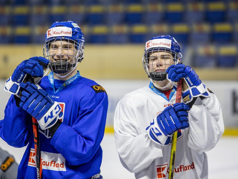 Juraj Slafkovský a Šimon Nemec počas tréningu slovenskej hokejovej reprezentácie