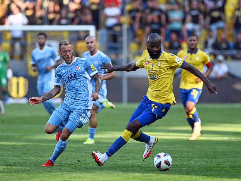 Sprava Didier Lamkel Zé (DAC) a Joeri De Kamps (Slovan)
