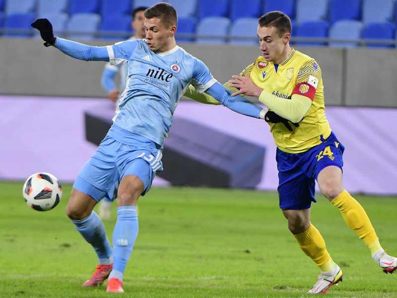Samuel Mráz (Slovan) a vpravo Dominik Kružliak (DAC)