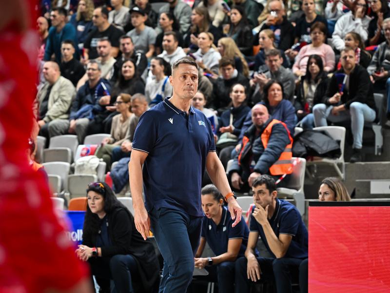 Tréner slovenskej reprezentácie žien Martin Pospíšil počas basketbalového zápasu 