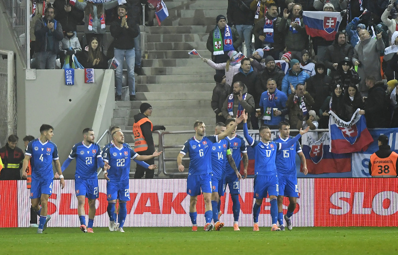 Hráči Slovenska po neuznanom góle 