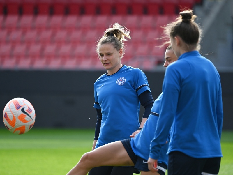 Na snímke kapitánka slovenskej futbalovej reprezentácie Dominika Škorvánková počas tréningu
