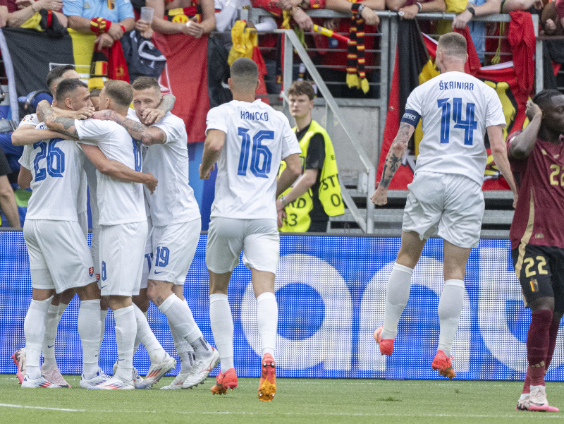 Slovenskí futbalisti oslavujú gól na 1:0