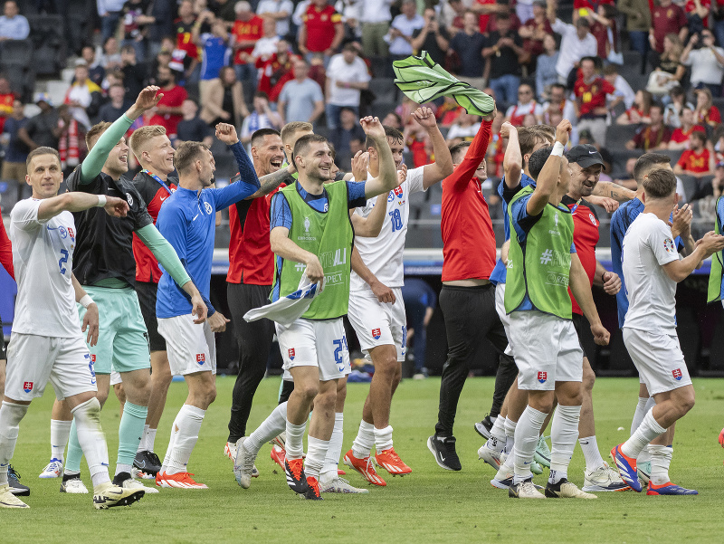 Slovenskí futbalisti sa tešia z víťazstva po zápase E-skupiny Belgicko - Slovensko na ME vo futbale vo Frankfurte v pondelok 17. júna 2024. 