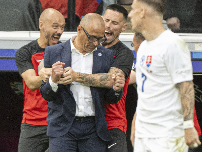 Tréner slovenskej futbalovej reprezentácie Francesco Calzona (uprostred), manažér tímu a asistent trénera Marek Hamšík (druhý vpravo) a hráč Tomáš Suslov sa radujú po víťazstve v zápase základnej E-skupiny 