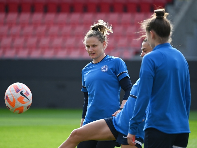 Na snímke kapitánka slovenskej futbalovej reprezentácie Dominika Škorvánková počas tréningu