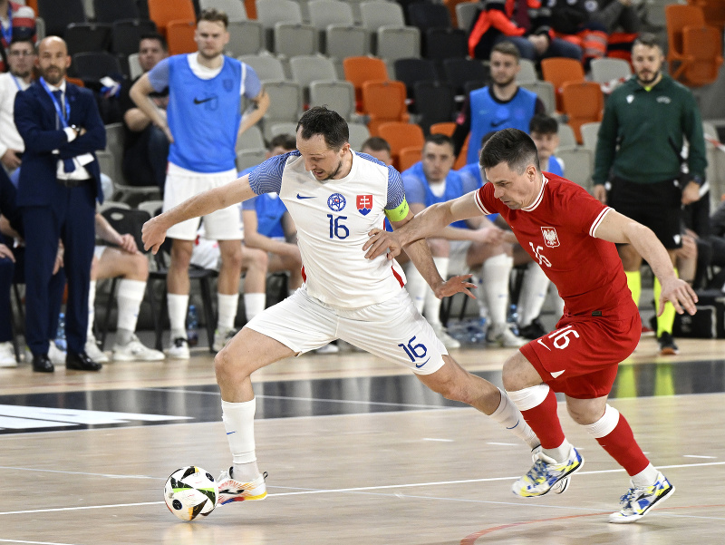 Zľava Tomáš Drahovský (Slovensko) a Maciej Jankowski (Poľsko) v súboji o loptu