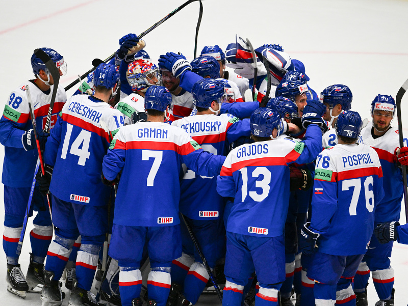 Radujúci sa slovenskí hokejisti po víťazstve na MS v hokeji 2024