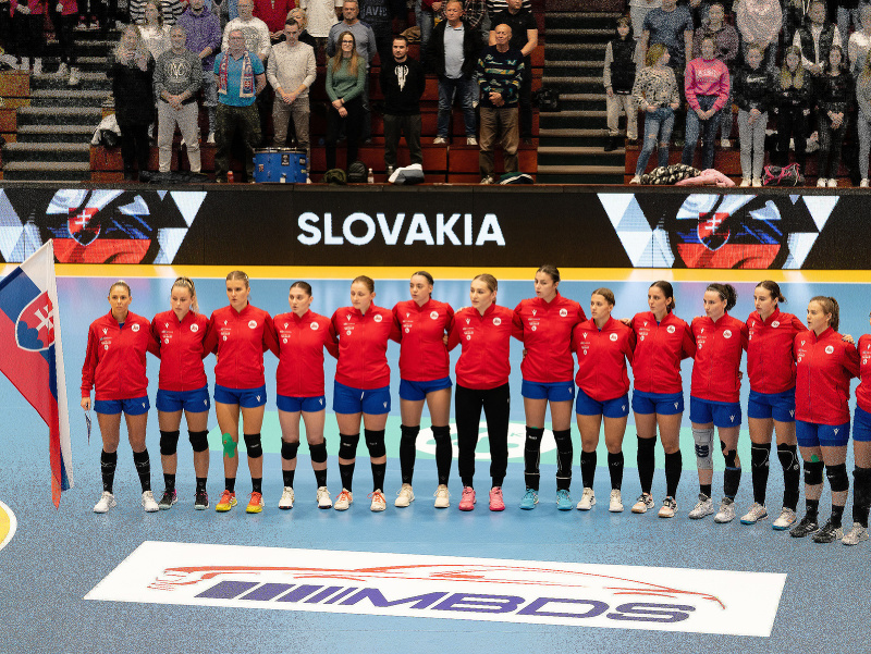 Na snímke hádzanárky Slovenska pred zápasom