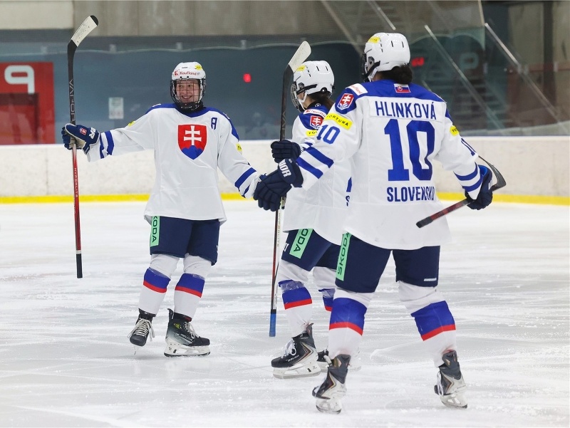 Slovenské hokejistky oslavujú gól proti Nórsku