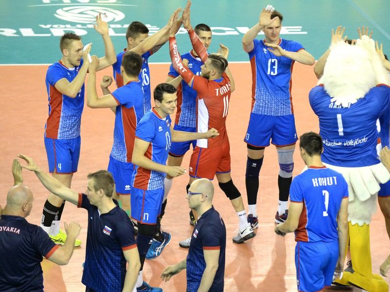 Na snímke hráči Slovenska, vľavo tréner Andrej Kravárik
