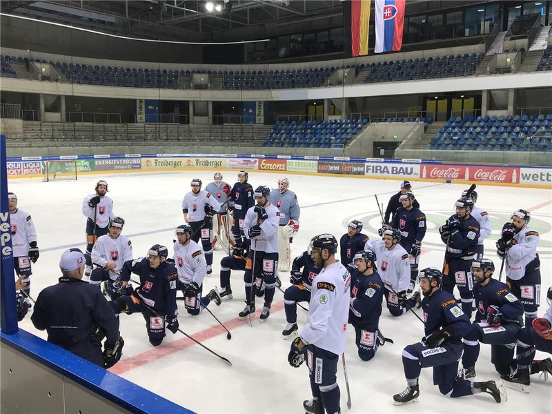 Slovenskí hokejisti počas tréningu v Nemecku