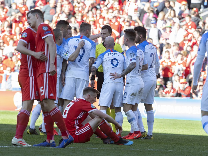 Na snímke slovenskí hráči pri rozhodcoch po ukončení stretnutia