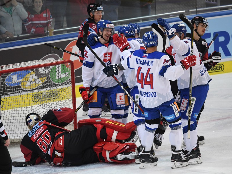 Na snímke gólová radosť hokejistov Slovenska