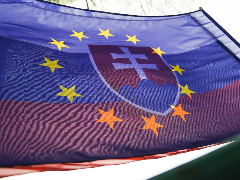 Na snímke vlajka Slovenskej republiky a vlajka Európskej únie