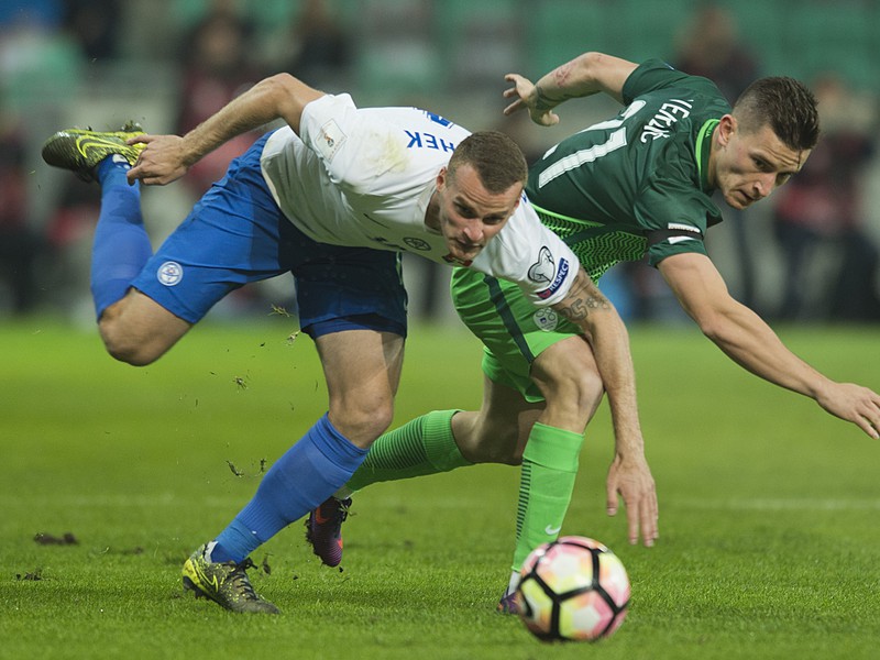 Na snímke vľavo Lukáš Pauschek (Slovensko) a vpravo Benjamin Verbič (Slovinsko) v kvalifikačnom zápase F-skupiny o postup na MS 2018 vo futbale Slovinsko - Slovinsko