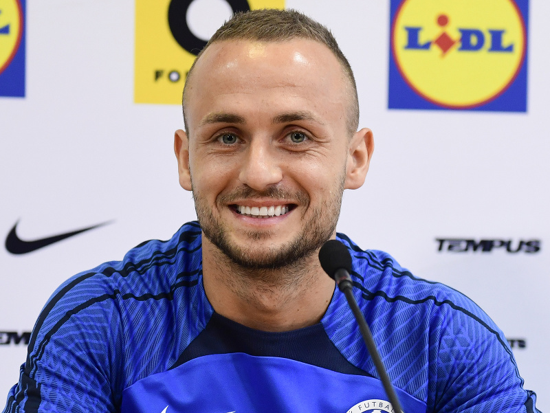 Slovenský futbalový reprezentant Stanislav Lobotka gestikuluje počas tlačovej konferencie pred pondelkovým úvodným zápasom našich futbalistov v základnej E-skupine proti Belgicku