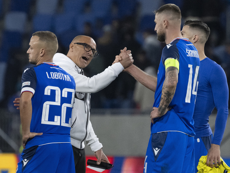 Tréner Slovenska Francesco Calzona ďakuje svojim hráčom, vľavo Stanislav Lobotka a vpravo Milan Škriniar