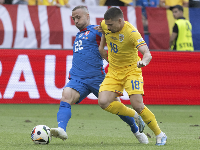 Na snímke zľava Stanislav Lobotka (Slovensko) a Razvan Marin (Rumunsko)