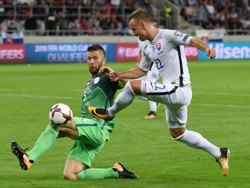 Na snímke vpravo hráč Slovenska Stanislav Lobotka a kapitán Slovinska Boštjan Cesar
