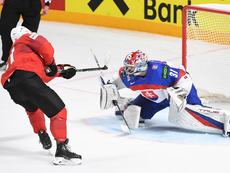 Na snímke brankár Samuel Hlavaj (Slovensko) chytá trestné strieľanie Kevinovi Fialovi (Švajčiarsko) počas MS 2023